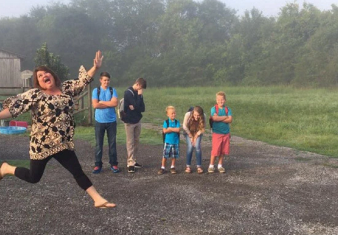 Urnebesnim fotografijama  roditelji proslavili ispraćaj djece u školske klupe (FOTO)