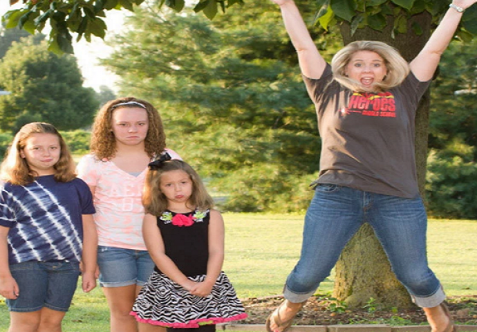 Urnebesnim fotografijama  roditelji proslavili ispraćaj djece u školske klupe (FOTO)