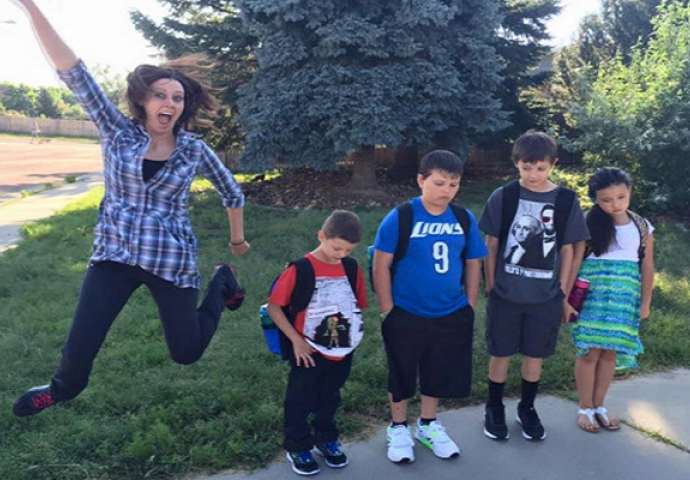 Urnebesnim fotografijama  roditelji proslavili ispraćaj djece u školske klupe (FOTO)