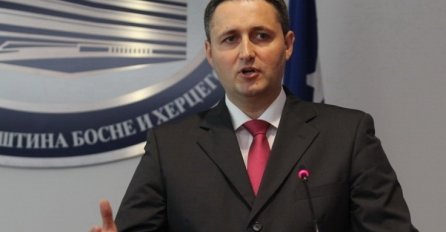Bećirović Vučiću: Prestanite se ponašati kao premijer "velike Srbije"