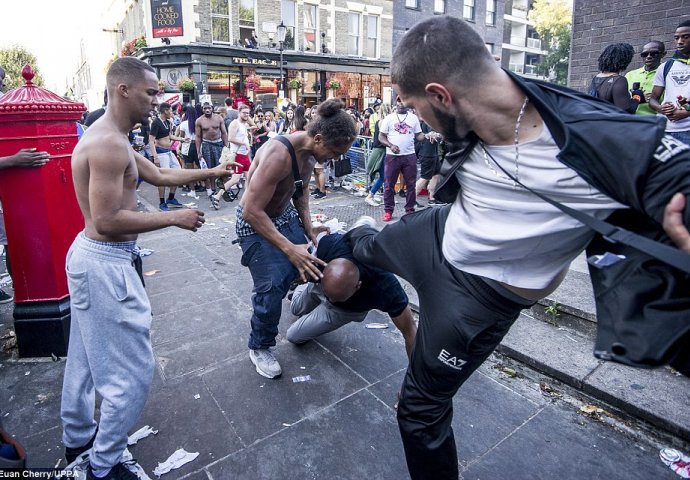 Neredi na  Notting Hill karnevalu : Policija uhapsila 450 osoba, šest osoba povrijeđeno