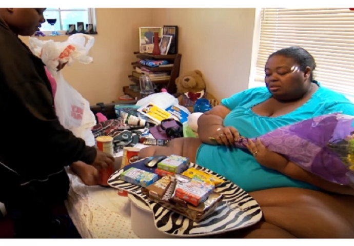 Žena ima 240 kilograma, ali i dalje jede čips svaki dan i ne želi hodati (VIDEO)