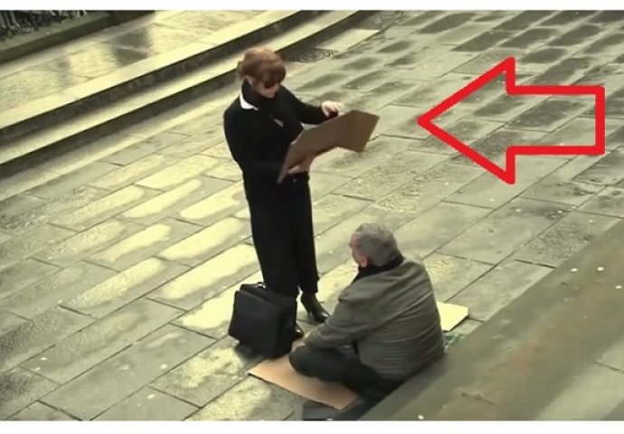 Uzela je natpis od slijepog čovjeka koji je prosio, nastavak će vas ostaviti bez riječi (VIDEO)