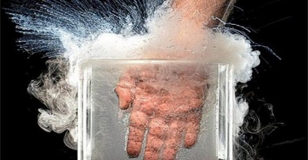 Šta se dogodi s ljudskom rukom kada se uroni u tekući dušik? (VIDEO)