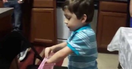 Za sreću treba tako malo: Pogledajte kakav poklon je razveselio ovog dječaka (VIDEO)