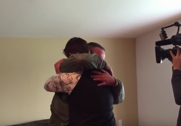 Video koji će vas rasplakati: Nakon 19 godina beskućnik je ugledao svog sina! 