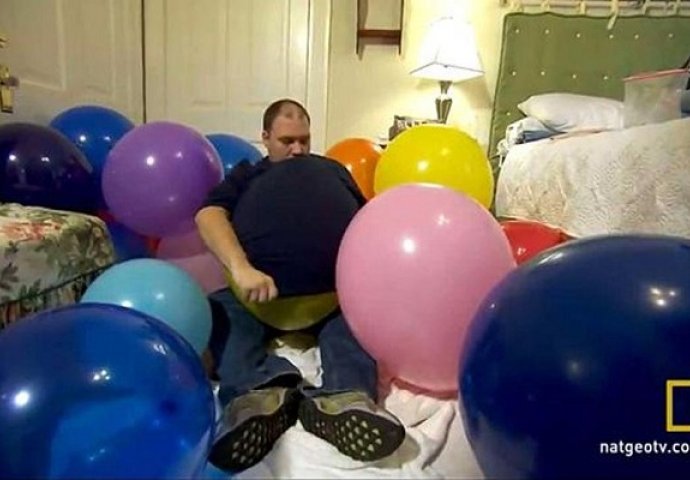 Zaljubljen je u balone: Mazi ih kao žene, ljubi, nosi u krevet