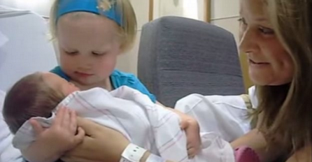 Preslatki: Djevojčica upoznaje svog novorođenog brata (VIDEO)