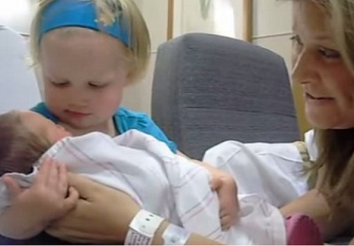 Preslatki: Djevojčica upoznaje svog novorođenog brata (VIDEO)