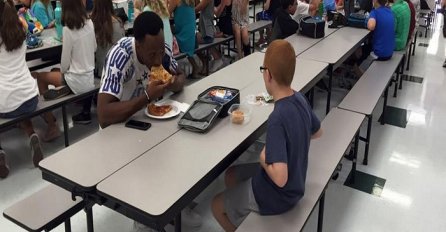 Prizor koji je dirnuo svijet: Dječak jeo sasvim sam, a onda je uslijedio trenutak ljudskosti