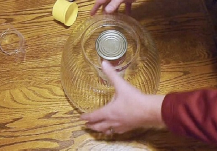 Stavio je staklenu zdjelu na konzervu, a ono što je napravio je genijalno (VIDEO)