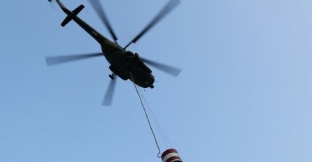 Helikopter Oružanih snaga BiH gasi požar u Trebinju