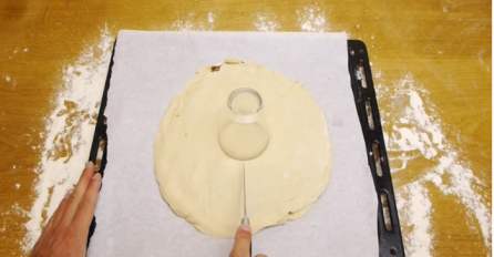 Stavio je čašu na tijesto za Pizzu i dodao Nutellu, ono što je napravio je za prste polizat (VIDEO)