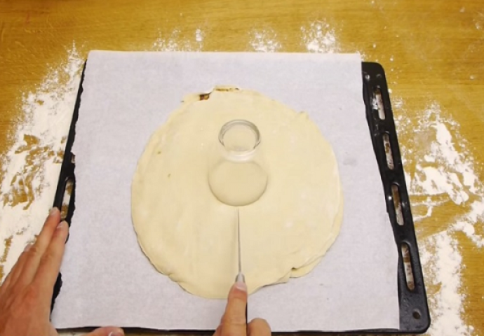 Stavio je čašu na tijesto za Pizzu i dodao Nutellu, ono što je napravio je za prste polizat (VIDEO)