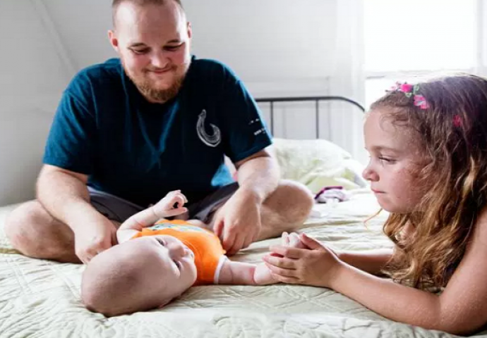 Transrodni muškarac rodio sina kojeg sam doji, presvlači i čuva  (FOTO)