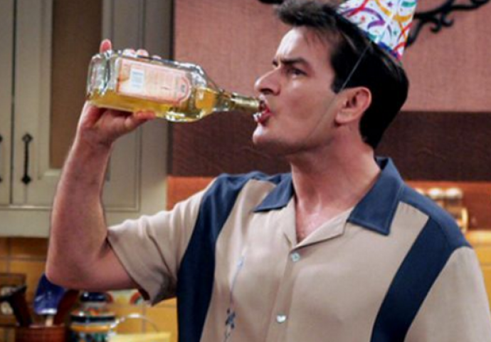 Sretan 51. rođendan: Nekada pohotni ovisnik a danas skandalozni zavodnik, znate li ko je dječak sa slike?