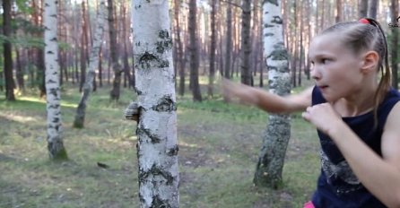 Ova ruska djevojčica je skoro srušila drvo udarcima svojih šaka (VIDEO)