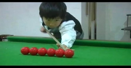 Dječak star 4 godine igra bilijar kao pravi profesionalac (VIDEO)