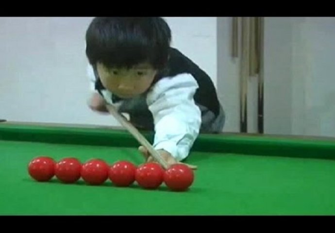 Dječak star 4 godine igra bilijar kao pravi profesionalac (VIDEO)