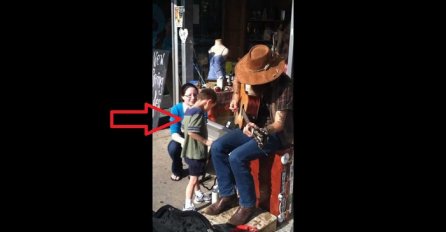 Slijepi i autistični dječak na nevjerovatan način doživljava glazbu uličnog umjetnika (VIDEO)