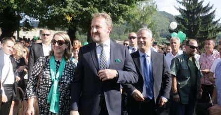 SDA i Izetbegović u društvu supruga započele predizbornu kampanju 