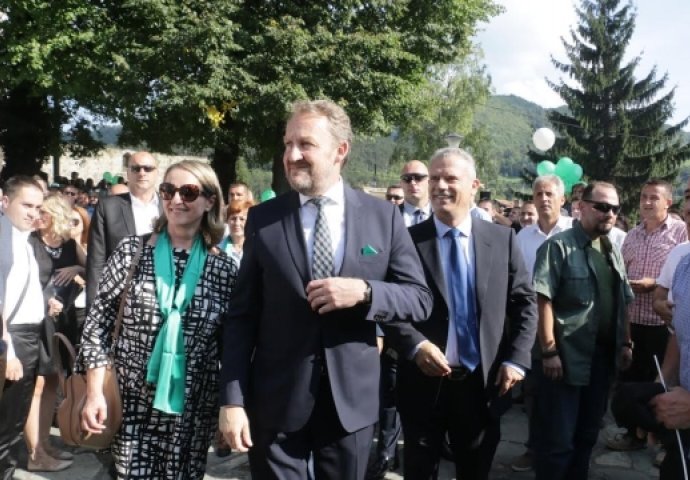SDA i Izetbegović u društvu supruga započele predizbornu kampanju 
