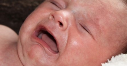 Upozorenje roditeljima: Beba je bez prestanka vrištala, a kad je mama vidjela šta joj je ispod leđa, skoro se onesvijestila