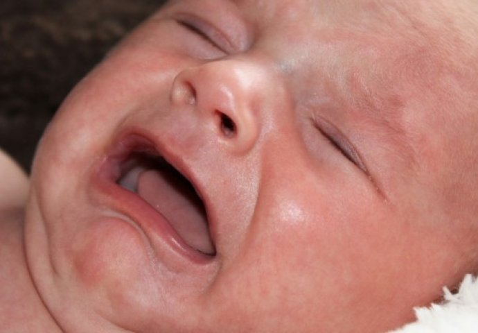 Upozorenje roditeljima: Beba je bez prestanka vrištala, a kad je mama vidjela šta joj je ispod leđa, skoro se onesvijestila