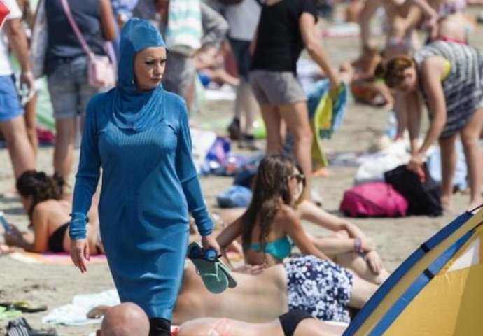 Test tolerancije: U burkiniju prošetala hrvatskim plažama 