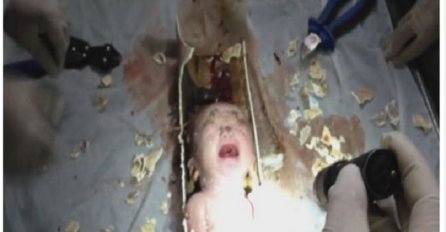 Uznemirujući snimak: Majka bacila svoju bebu u WC šolju (VIDEO)