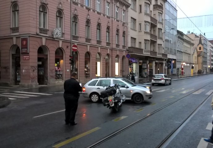 Nesreća u Titovoj: par iz Švedske motociklom udario u Škodu