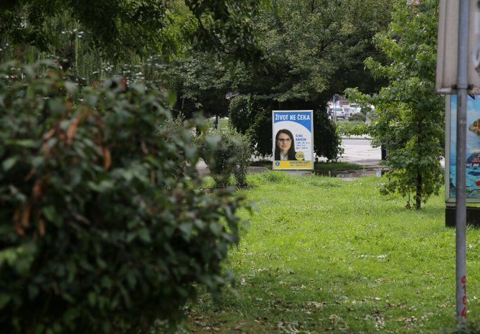 Stidljivo plaketiranje: Stranke čekaju svojih predizbornih pet minuta [FOTO]