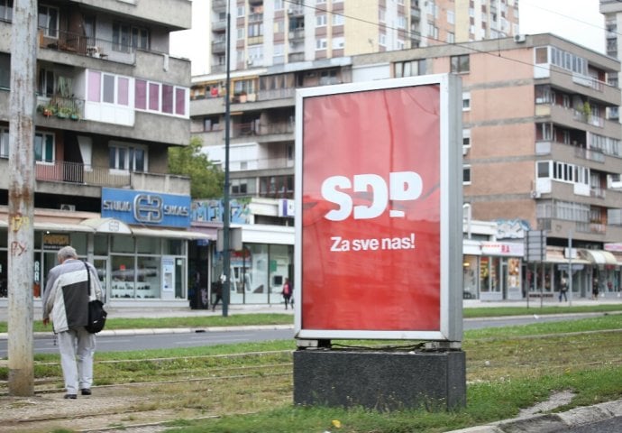 Stidljivo plaketiranje: Stranke čekaju svojih predizbornih pet minuta [FOTO]