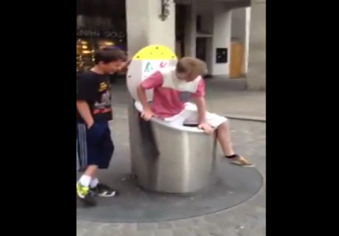 Dječak je ušao u metalnu kantu za smeće, bolje da nije (VIDEO)