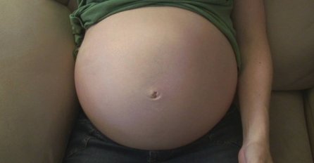 Beba se miče unutar majčinog trbuha, ovo je nešto naljepše što ćete vidjeti (VIDEO)