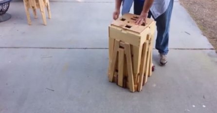 Stavio je čudnu drvenu “kutiju” na cestu, ne možemo da vjerujemo da se ovo zaista događa (VIDEO)