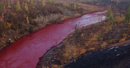 Rijeka u Sibiru najednom pocrvenila, zatražena istraga uzroka neobičnog fenomena