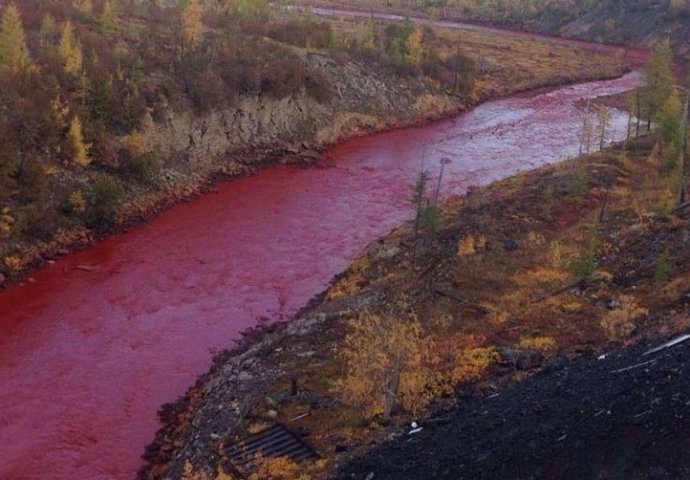 Rijeka u Sibiru najednom pocrvenila, zatražena istraga uzroka neobičnog fenomena