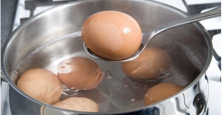 Zabavno i korisno: Ovo je jedini način da ogulite jaje bez muke (VIDEO)