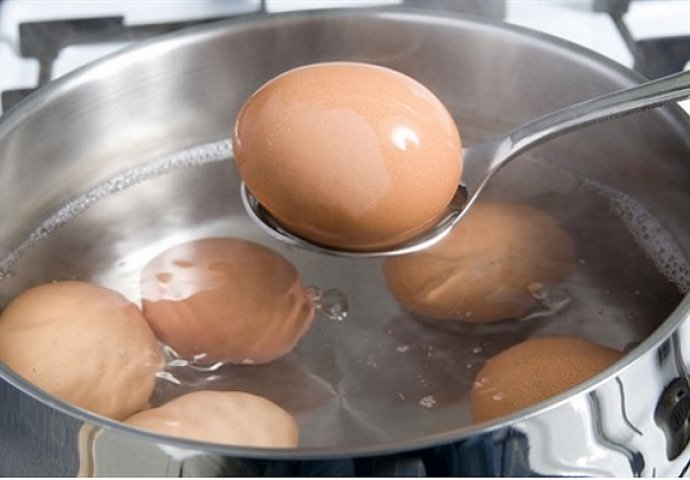 Zabavno i korisno: Ovo je jedini način da ogulite jaje bez muke (VIDEO)