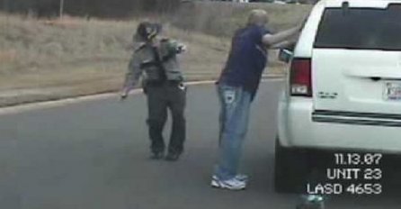 Pijani policajac zaustavio vozača, nećete vjerovati šta je potom uslijedilo (VIDEO)