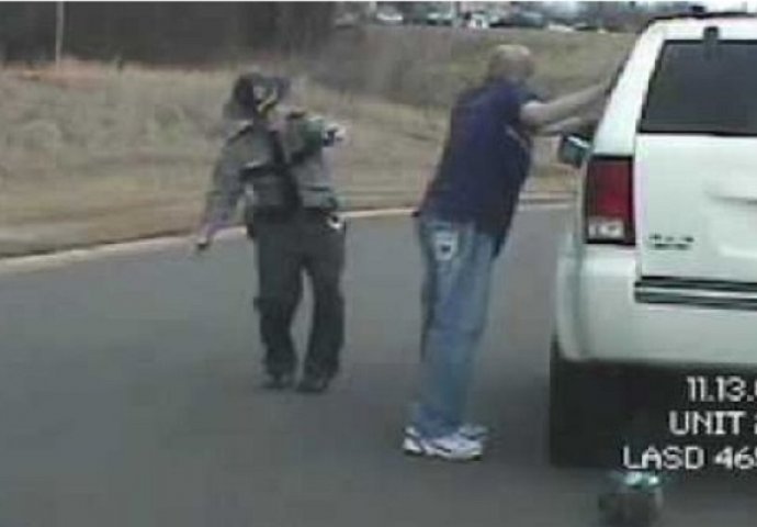 Pijani policajac zaustavio vozača, nećete vjerovati šta je potom uslijedilo (VIDEO)