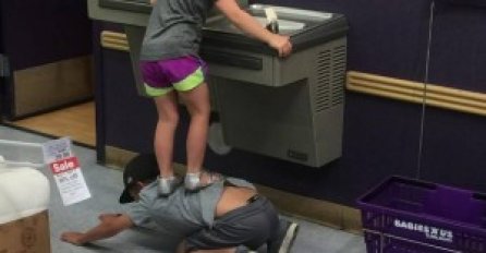 Dječak je pomogao sestri da se napije vode i oduševio milione širom svijeta! 