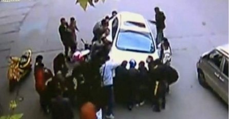 Heroji: Masa podigla auto da spasi zarobljenu ženu (VIDEO)