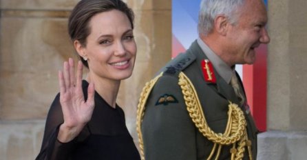 Bila na ivici smrti: Anoreksična Angelina Jolie novim izgledom potpuno oduševila! (FOTO) 