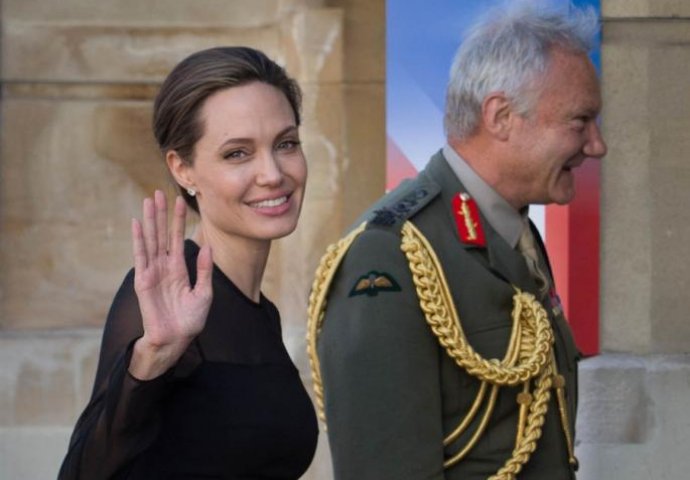 Bila na ivici smrti: Anoreksična Angelina Jolie novim izgledom potpuno oduševila! (FOTO) 