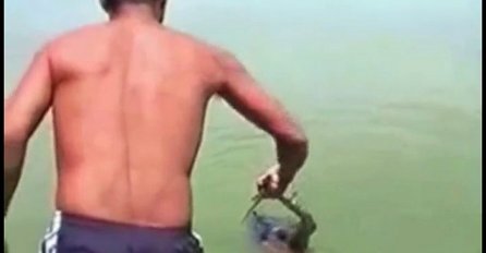 Primijetili su crnu kesu da pluta vodom, zanijemili su od šoka kada su je otvorili (VIDEO)