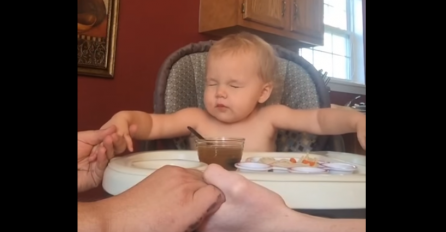 Zanimljivo: Preslatka beba koja se svaki dan moli prije večere