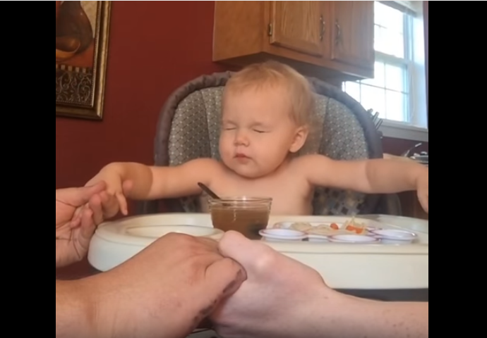 Zanimljivo: Preslatka beba koja se svaki dan moli prije večere