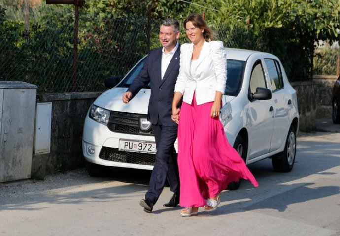 Izborna moda: Najljepše  žene hrvatskih političara 